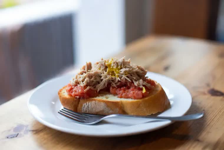 Pan con tomate y atún en aceite de oliva