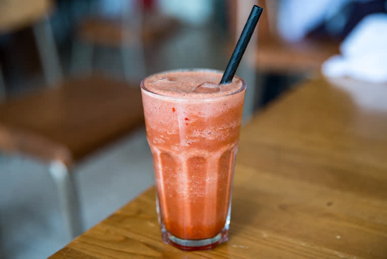 Smoothie de fresa, yogur y proteína vegetal